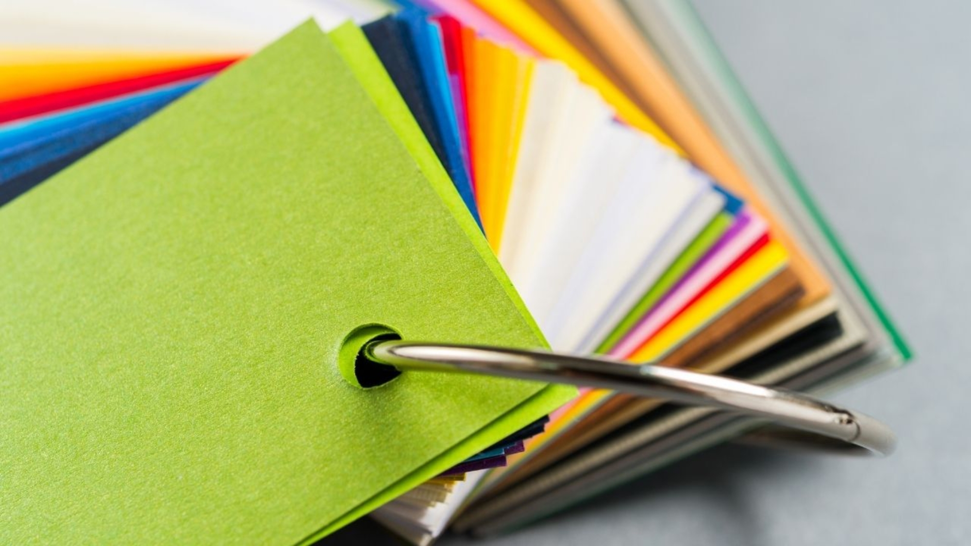 Jak papier wpływa na odbiór materiałów marketingowych