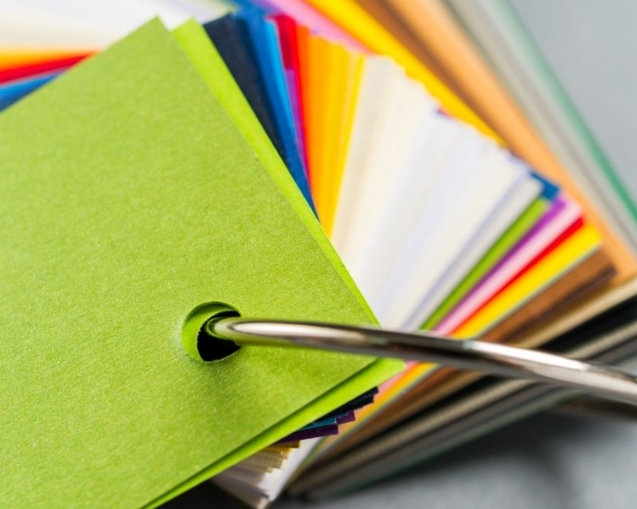 Jak papier wpływa na odbiór materiałów marketingowych